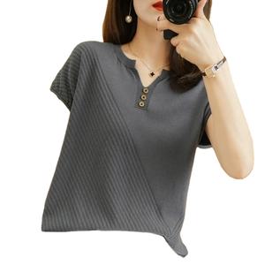 Camisetas sólidas informales de verano de punto de algodón para mujer, blusa de camiseta con botones personalizados al por mayor con cuello en V largo y manga corta - Product Image 1