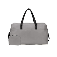 Sac de voyage de luxe moderne avec logo imprimé, en polyester, nylon et PVC, grande capacité, imperméable, avec poignée en cuir, pour homme et femme