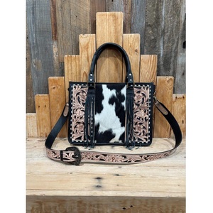 Sac messager vintage en cuir à motif vachette, fourre-tout western floral gravé, bandoulière zippée grande capacité pour usage quotidien - Product Image 1
