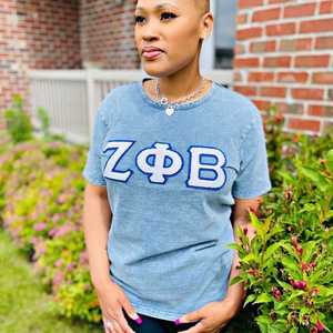 Chemise en jean gris Zeta Phi Beta avec broderie chenille bleue lettres grecques, T-shirt décontracté et élégant pour femme - Product Image 5