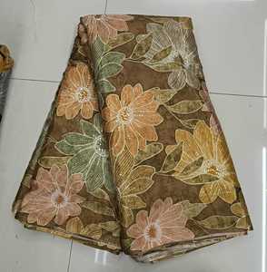 Tissu chinon multicolore à imprimé positionné |   Tissu en soie imprimé numérique floral de qualité supérieure pour sari, robe, lehenga, vente en gros - Product Image 4