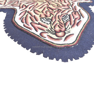 Alfombra Artesanal Tibetana con Detalles de Piel de Tigre, en Tonos Rosa Beige y Blanco, Borde Festoneado, Pelo Corto, Decoración Ecléctica para el Hogar - Product Image 3
