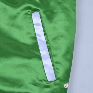 Chaqueta Varsity Verde Satinada para Hombre con Parches Bordados, Mangas Negras, Corte Regular, Cuello Camisero, Ropa Casual de Otoño con OEM - Product Image 6