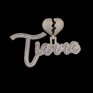 Colgante Personalizado de Moissanita con Nombre, Diseño de Corazón Roto, Plata 925, VVS, con Letras en Script, para Collar - Product Image 2