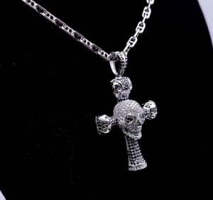 Collier pendentif croix tête de mort couleur argent avec strass incrustés, bijou tendance pour le streetwear - Product Image 2