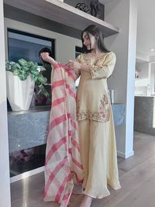 Ensemble Kurta traditionnel pour femmes en rayonne beige brodé, longueur cheville, avec dupatta rayé rose, coupe régulière, tenue ethnique Inde - Product Image 5