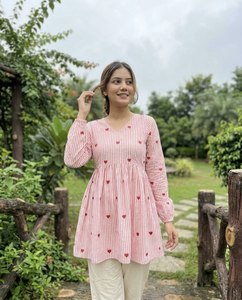 Ensemble Traditionnel de Fête en Coton avec Haut Brodé Cœur Col V Manches Longues et Pantalon en Lin Coton à Volants et Taille Élastique avec Poches - Product Image 1