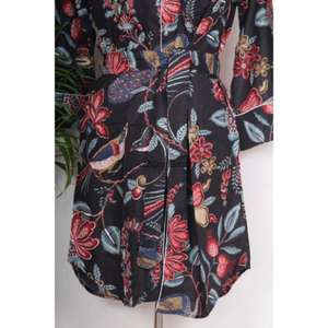 เดรสผ้าฝ้ายพิมพ์ลายดอกไม้สไตล์วินเทจ ระบายอากาศได้ดี เป็นมิตรกับสิ่งแวดล้อม เซ็กซี่ เหมาะสำหรับงานปาร์ตี้ คอวี ติดกระดุม ปรับได้ - Product Image 6