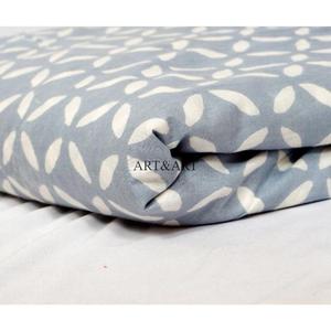 Tela de algodón orgánico con hermoso estampado a mano y colores vibrantes. Estampado floral ligero para camisas y cortinas para niños. - Product Image 1