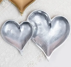 Charmant plateaux de service en aluminium coulé en forme de coeur doré avec un design unique, parfait pour les friandises et les tables romantiques - Product Image 6