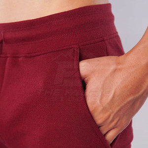 Shorts décontractés pour hommes, coupe ample et légère, conçus avec un tissu doux et respirant pour les journées d'été, style moderne et épuré, couleur unie, séchage rapide - Product Image 5