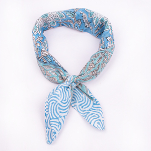 Pañuelo Bandana Cuadrado con Estampado Floral Azul Ecológico, Pañuelo Multifuncional Informal de Algodón, Accesorio para Primavera/Verano - Product Image 4