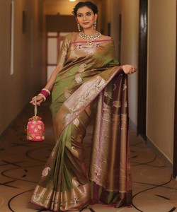 Sari de Seda Verde Claro con Borde Rosa, Estilo Banarasi, para Bodas Indias Tradicionales, Sari Drapeado para Mujer, Largo hasta el Suelo - Product Image 5