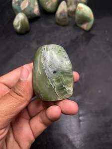 Crisoprasa Natural en Forma Libre, Piedra Pulida, Grado Premium, Cristal Decorativo Verde, Piedra Curativa, Artículo Coleccionable de Sulawesi - Product Image 3