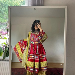 Ensemble de robe Gulbahar vintage balochi, brodée à la main avec des miroirs, manches longues, tissu en mousseline, motif rouge et jaune, tout en un. - Product Image 2