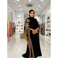 Abaya Cape Nida Noire de Luxe avec Broderie Florale Dorée et Détail Pompon, Taille Naturelle, Élégante et Modeste, Tenue de Soirée d'Été en Velours/Double