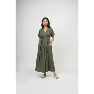 Robe longue en lin vert olive coupe trapèze avec col en V, manches courtes, ceinture à nouer et poches – Style simple et confortable pour femme, idéale pour l'été - Product Image 1