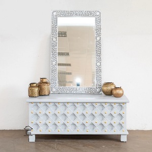 Miroir décoratif de luxe pour intérieurs résidentiels, design arqué raffiné avec détails floraux contemporains - Product Image 4