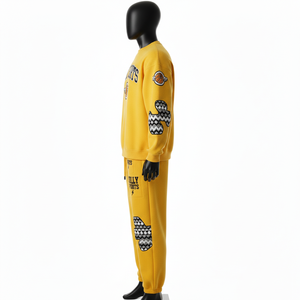 Conjunto Deportivo de Lujo para Hombre, 340GSM, Algodón Amarillo, Sudadera y Pantalones, Logotipo con Apliques de Chenilla, Paneles con Patrón Tejido - Product Image 3