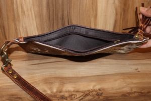Pochette à main en cuir véritable fait main avec fourrure de vache – Pochette zippée style western marron et blanc avec bandoulière amovible - Product Image 6
