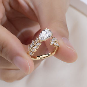 แหวนเพชรทรงลูกแพร์ลายใบลอเรล ทองคำแท้ 14K/18K เพชรเลี้ยงในห้องปฏิบัติการทรงมาร์คีส์ ประดับแบบกลุ่ม ดีไซน์จากธรรมชาติ แหวนหมั้นสำหรับผู้หญิง - Product Image 4