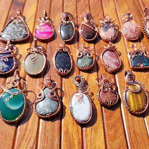 Pendentifs en cristal enroulés de fil de cuivre, vente en gros, faits à la main, pierres précieuses naturelles, breloques bohèmes, plaqué cuivre antique en vrac - Product Image 4