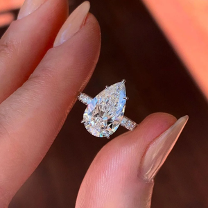 แหวนหมั้นเพชรทรงลูกแพร์สำหรับผู้หญิง ทอง 14K เพชรเลี้ยงในห้องปฏิบัติการ รับรองโดย IGI สไตล์คลาสสิก - Product Image 1