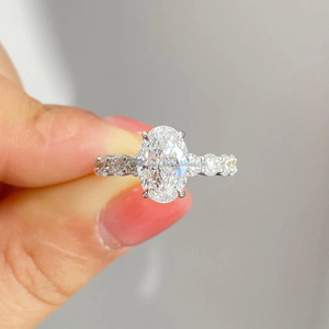Bague en diamant de qualité supérieure à taille ovale avec diamants latéraux en or blanc, bague de fiançailles classique en diamant ovale pour femme, bijoux élégants - Product Image 1