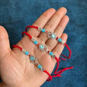 Conjunto de Rakhi artesanal para hermanos, hilo carmesí, acabado en plata oxidada, amuleto con piedras azul turquesa - Product Image 1