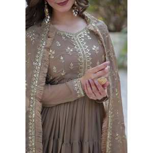 Hermoso Vestido de Fiesta XL con Lentejuelas Bordadas y Dupatta, Elegante Vestido para Ocasiones Especiales - Product Image 3