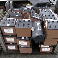 Batteries automobiles, de voitures et de camions usagées, batteries au plomb déchargées / batteries de rebut