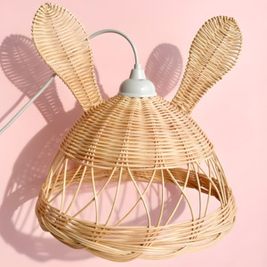 Superbe lampe suspendue pour chambre de bébé, abat-jour en rotin durable, plusieurs modèles d'abat-jour. - Product Image 1