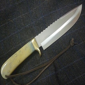 Cuchillo de Caza Bowie de Acero Damasco con Empuñadura de Hueso Bicolor, Hoja Recta de 12 Pulgadas, Grado Industrial, Venta al por Mayor A&M ENTERPRISES - Product Image 4