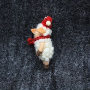 Figura Navideña de Cordero de Lana Hecha a Mano con Gorro Rojo y Bufanda, Decoración de Interior, 3.9 Pulgadas de Altura, Estilo Tradicional - Product Image 4