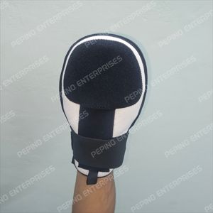 Fabrication de protège-mains en néoprène de haute qualité pour softball et baseball, conçus sur mesure, pour droitiers et gauchers. - Product Image 5