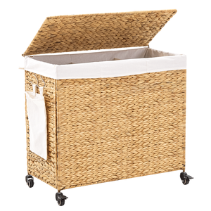Moderno Cesto Portabiancheria a 3 Scomparti da 165L con Coperchio e Ruote, in Giacinto d'Acqua Naturale Intrecciato e Struttura in Metallo per Uso Bagno - Product Image 1