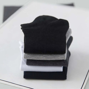 Chaussettes de sport courtes pour hommes, de haute qualité, personnalisées, en gros, avec impression sur mesure. - Product Image 3