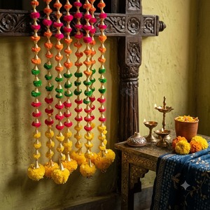 Guirnalda de pompones multicolor hecha a mano con detalles de conos dorados y borlas esponjosas para decoración de fondo de bodas indias - Product Image 3