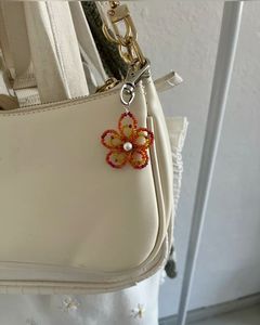 Magnifique breloque de sac brodée à la main avec perles colorées pour accessoires de mode en gros - Product Image 1