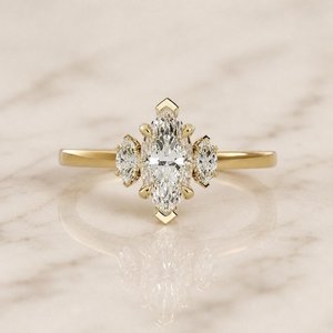 แหวนเพชร U And Me Lab Grown Diamond 2.01 กะรัต ทรงมาร์คีส์ ประดับเพชรสามเม็ด ตัวเรือนทองคำแท้ 14K ของขวัญสุดหรูสำหรับงานปาร์ตี้ - Product Image 1