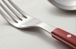 Ensemble de couverts en acier inoxydable avec manches en plastique rouge, design minimaliste, passe au lave-vaisselle, idéal pour les occasions de mariage - Product Image 2
