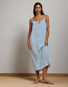 Robe d'été élégante en coton bleu ciel froissé sans manches pour femme, col en V profond, longueur midi, coupe évasée - Product Image 1