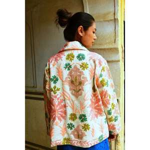 Veste Suzani de luxe pour femme, rose pâle, broderie florale verte, style ethnique, manteau décontracté pour l'hiver - Product Image 1