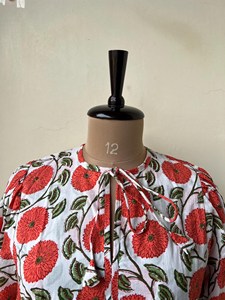 Robe midi bohème en coton à imprimé floral blanc et rouge, col noué, manches bouffantes, coupe ample, robe d'été décontractée - Product Image 4
