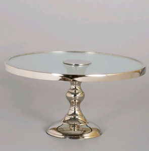 Base redonda plateada para tartas con tapa de cristal transparente sobre un pedestal torneado, disponible a precios de mayorista. - Product Image 1