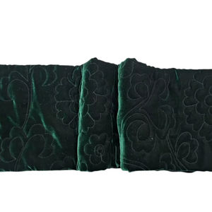 Tissu en velours vert foncé de qualité supérieure, brodé de motifs floraux, sur velours doux, pour robes de créateur et matériaux artisanaux - Product Image 1