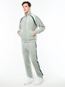 Conjunto Deportivo de Terciopelo Personalizado para Hombre, de Tacto Suave y Alto Gramaje, con Paneles de Rayas en Contraste y Pantalones Jogger - Product Image 3