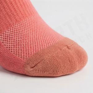 ถุงเท้ากีฬาผู้ชายแบบกลางข้อ ยืดหยุ่น เหมาะสำหรับบาสเกตบอล วิ่ง ออกกำลังกาย ระบายอากาศได้ดี พื้นรองเท้าบุนุ่ม ทนทาน สีสันปรับแต่งได้ - Product Image 6