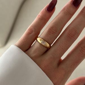 Anillo de Moda con Diamante de Laboratorio de Corte Esmeralda de 0.3 Quilates, D VVS2, Banda Ancha de Oro Amarillo de 14k, Hermoso Engaste de Bisel, Certificado IGI - Product Image 1