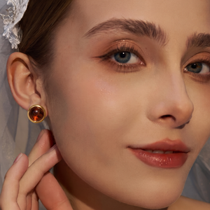 Pendientes de tuerca solitarios de granate Hassonite, chapados en oro, hechos a mano, con cabujón de piedra preciosa redonda, joyería de latón R - Product Image 1